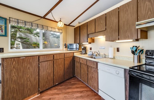 Cannon Beach House | Castle:}~WalktoShops/Eats/Galleries/CandyStore/Bakery/Coffee/Beer/Wine/Shops