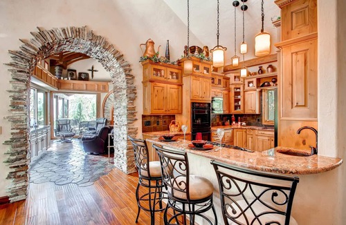 Woodland Park House | Castle with Pikes Peak Views & Hot TubnBus. license #008672