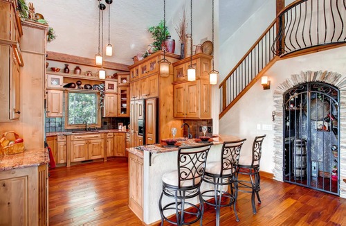 Woodland Park House | Castle with Pikes Peak Views & Hot TubnBus. license #008672