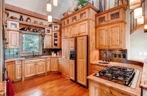 Woodland Park House | Castle with Pikes Peak Views & Hot TubnBus. license #008672