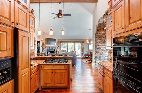 Woodland Park House | Castle with Pikes Peak Views & Hot TubnBus. license #008672
