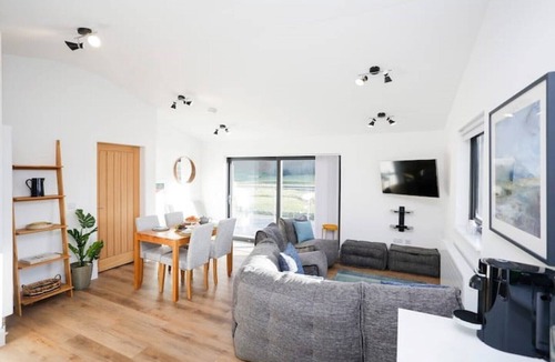 Peebles Cabin | Castlehill cabin with a hot tub