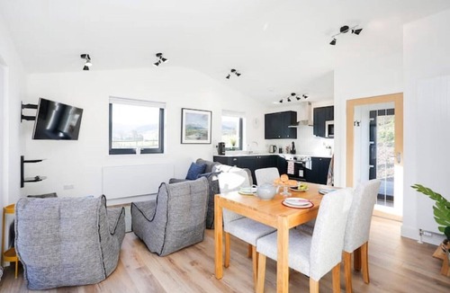 Peebles Cabin | Castlehill cabin with a hot tub