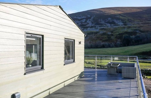 Peebles Cabin | Castlehill cabin with a hot tub