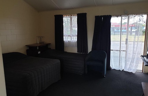 Foxton Hotel | castletown motel