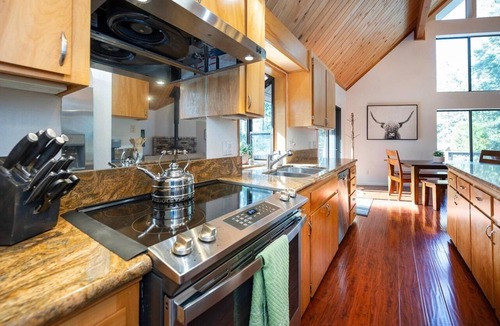 Arnold Ski Chalet | Castlewood Chalet–Family Retreat in Arnold w/Hot Tub, Guest Suite & Loft Views