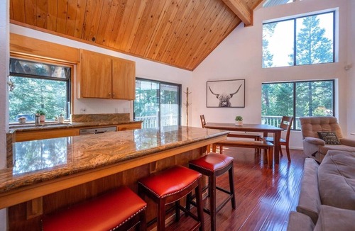 Arnold Ski Chalet | Castlewood Chalet–Family Retreat in Arnold w/Hot Tub, Guest Suite & Loft Views