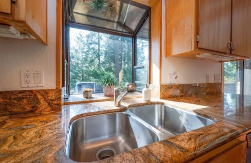 Arnold Ski Chalet | Castlewood Chalet–Family Retreat in Arnold w/Hot Tub, Guest Suite & Loft Views
