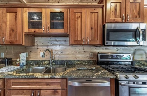 Alto Cabin | Casual Comforts with hot tub and Pet Friendly!