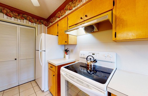 Lake Junaluska House | Casual Lake View Escape, Free WiFi, & a Full Kitchen