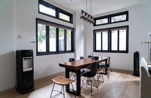 Astana Anyar Villa | Casuarina Villa - City Center American Classic Villa