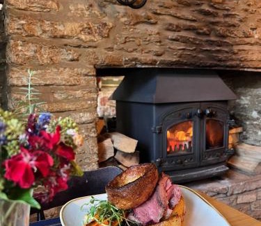 Tetbury Bed & Breakfast | Cat and Custard Pot Inn