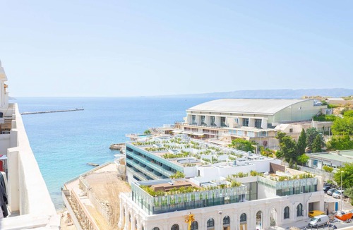 Le Pharo Apartment | Catalans sur Mer is an exceptional apartment facing the Bay of Catalans.