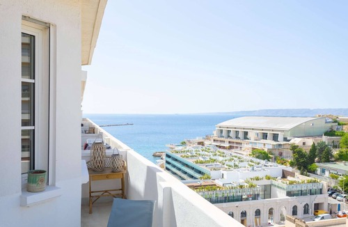 Le Pharo Apartment | Catalans sur Mer is an exceptional apartment facing the Bay of Catalans.