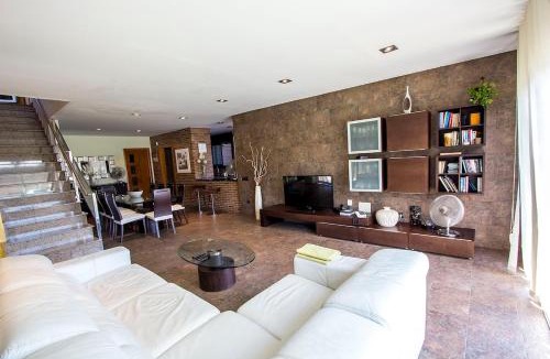Can Vinyals Villa | Catalunya Casas Modern and spacious with private pool close to BCN