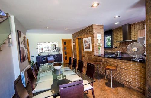 Can Vinyals Villa | Catalunya Casas Modern and spacious with private pool close to BCN