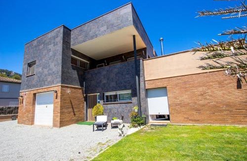 Can Vinyals Villa | Catalunya Casas Modern and spacious with private pool close to BCN
