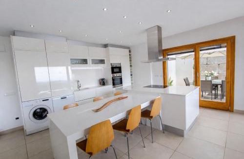 Sant Cebria de Vallalta Villa | Catalunya Casas Modern Magnificence , only a few km to the beach!
