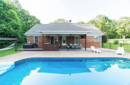 Fortson House | Cataula house: pool & games