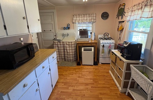 Falmouth Heights Cottage | Catch the World Cup & Waves! Gillette 60 miles!