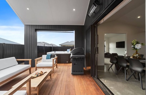 Wharewaka House | CatchN'Relax with Hot Tub