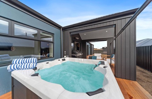 Wharewaka House | CatchN'Relax with Hot Tub