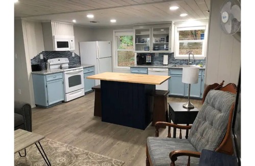 Laneville Cottage | Catfish Cove 2 bed/2 bath cottage on Lake Striker