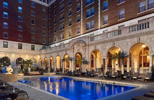 Central West End Apartment | Cathedral Basilica of Saint Louis Tour! Pets Allowed! W/Parking, Pool & Cinema!