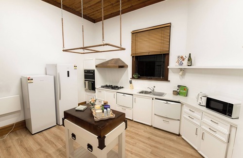 Bendigo House | Cathedral View - Sleeps 16 -Bendigo Signature Accommodation