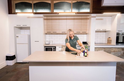 Bendigo House | Cathedral View - Sleeps 16 -Bendigo Signature Accommodation