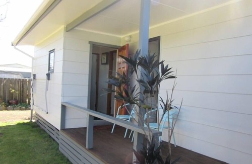 Whangamata Cottage | Caths cottage on Mayfair