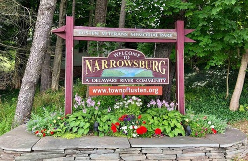 Narrowsburg House | Catskills Delaware River Modern Colonial Getaway