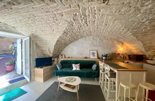 Pignan Apartment | Cave de charme 18ème siècle