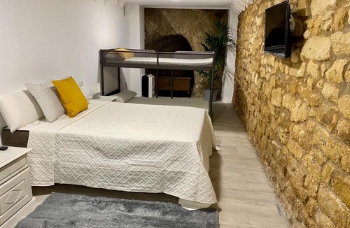 Barri Vell - Santa Creu House | Cave Rooms
