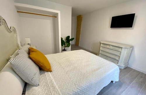 Barri Vell - Santa Creu House | Cave Rooms