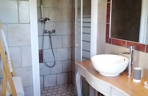 Gras Bed & Breakfast | Cayenne Guest Room with Shared Garden, Wi-Fi, and Air Conditioning