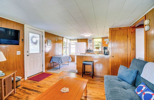 Cayuga Cottage | Cayuga Lake Cottage: Private Dock & Deck!