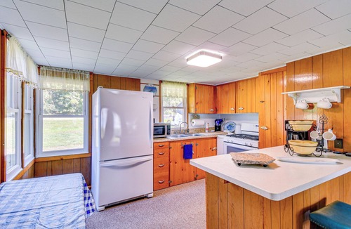 Cayuga Cottage | Cayuga Lake Cottage: Private Dock & Deck!