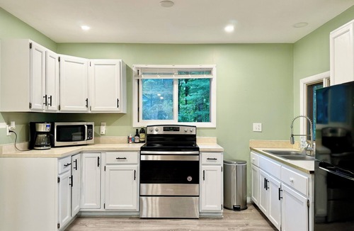 Lansing Cottage | Cayuga lake cottage with private lake access