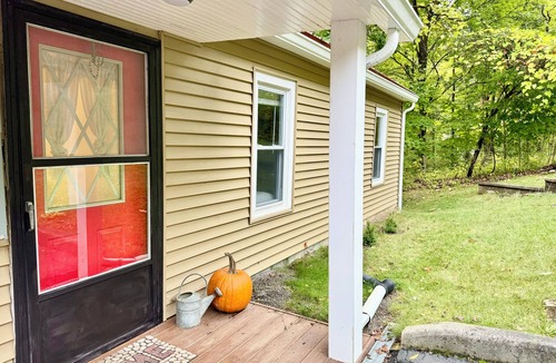 Lansing Cottage | Cayuga lake cottage with private lake access