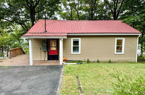 Lansing Cottage | Cayuga lake cottage with private lake access
