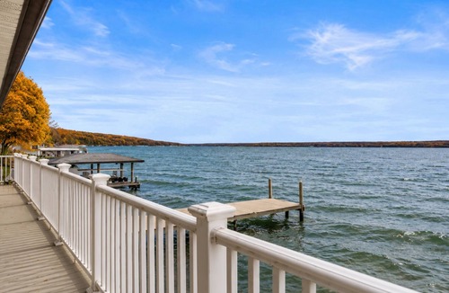 Town of Ledyard House | Cayuga Lake | Dock | Sleeps 10 | Near Wineries