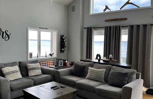 Romulus House | Cayuga Lake Front Home