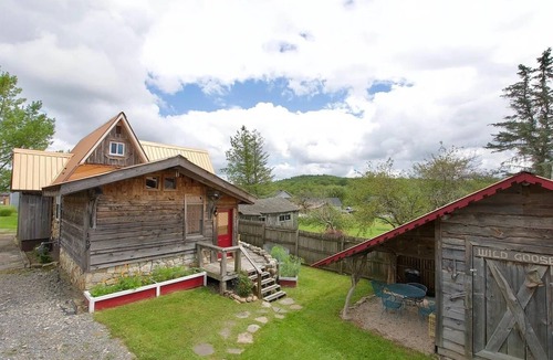 Canaan Valley House | CC62-Davis Cottage, Walk to shops! Firepit! Pets Ok! A/C