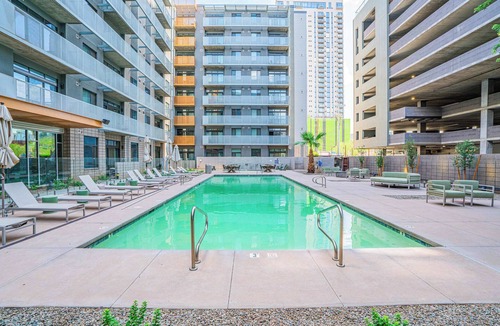 Evans Churchill Apartment | CDT PHX Apt |Balcony, Gym, Pool, W/D & Parking