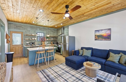 Clay City Cabin | Cedar and Sky -NEW- charming 1 bedroom cabin with hot tub - fully stocked