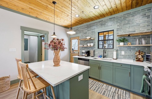 Clay City Cabin | Cedar and Sky -NEW- charming 1 bedroom cabin with hot tub - fully stocked