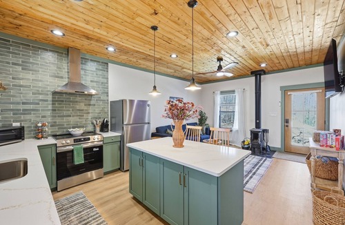 Clay City Cabin | Cedar and Sky -NEW- charming 1 bedroom cabin with hot tub - fully stocked