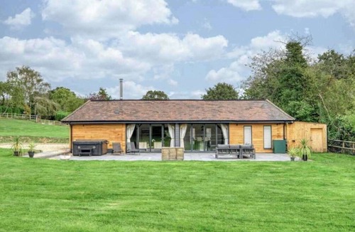 Bromsgrove House | Cedar Barn Getaway, 3 Bed, Sleeps 6, Parking