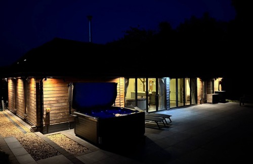 Bromsgrove House | Cedar Barn Getaway, 3 Bed, Sleeps 6, Parking